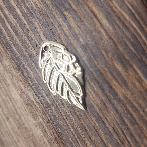 P107 harvest falls leaf charm - Picture 2 of 2